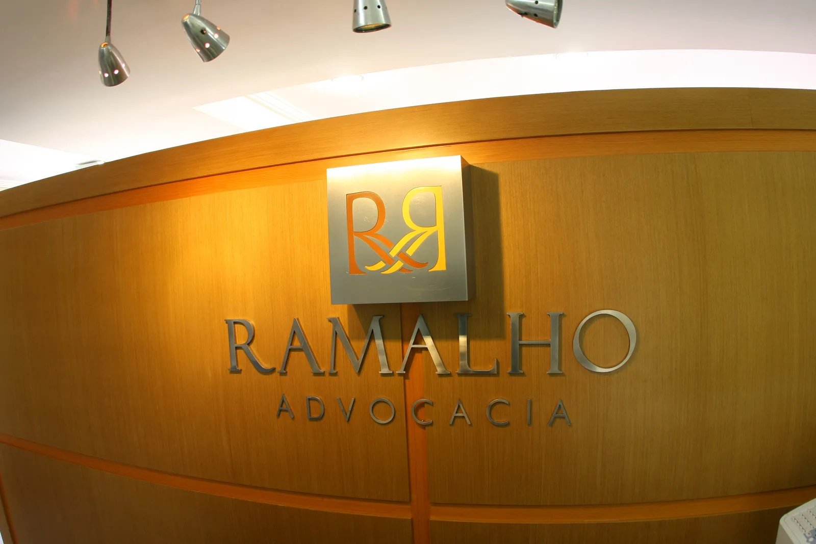 Identidade visual da Ramalho Advocacia na recepção do escritório